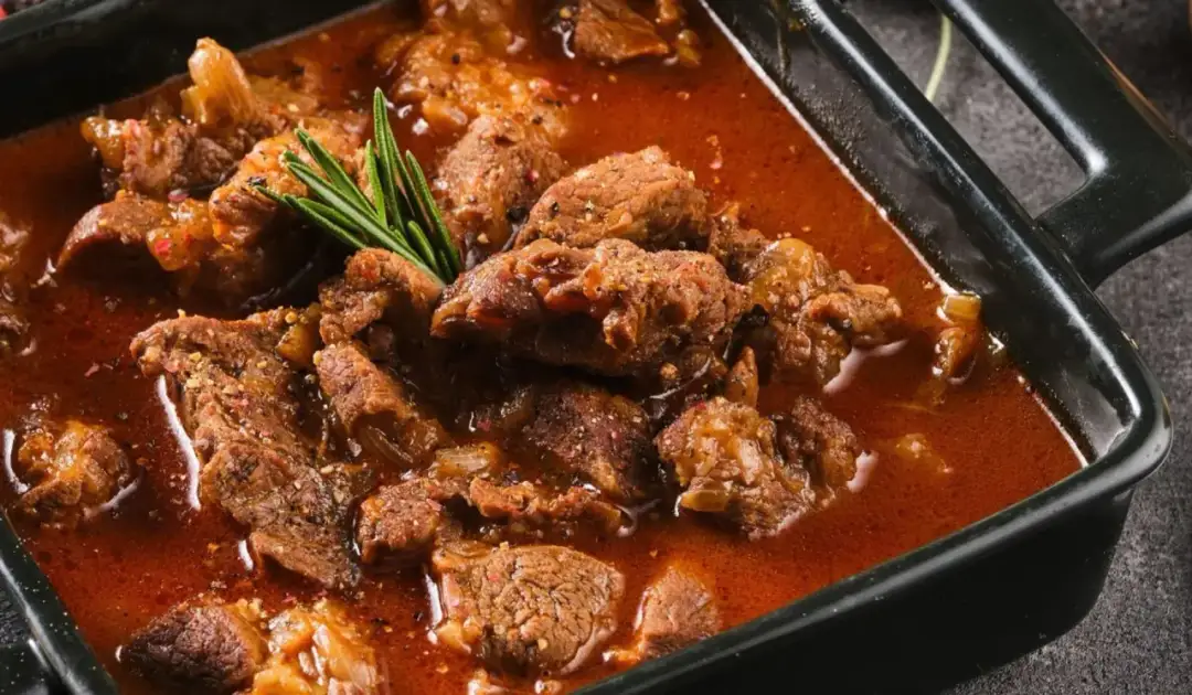 Z jakiego mięsa robi się gulasz? Odkryj najlepsze rodzaje mięsa
