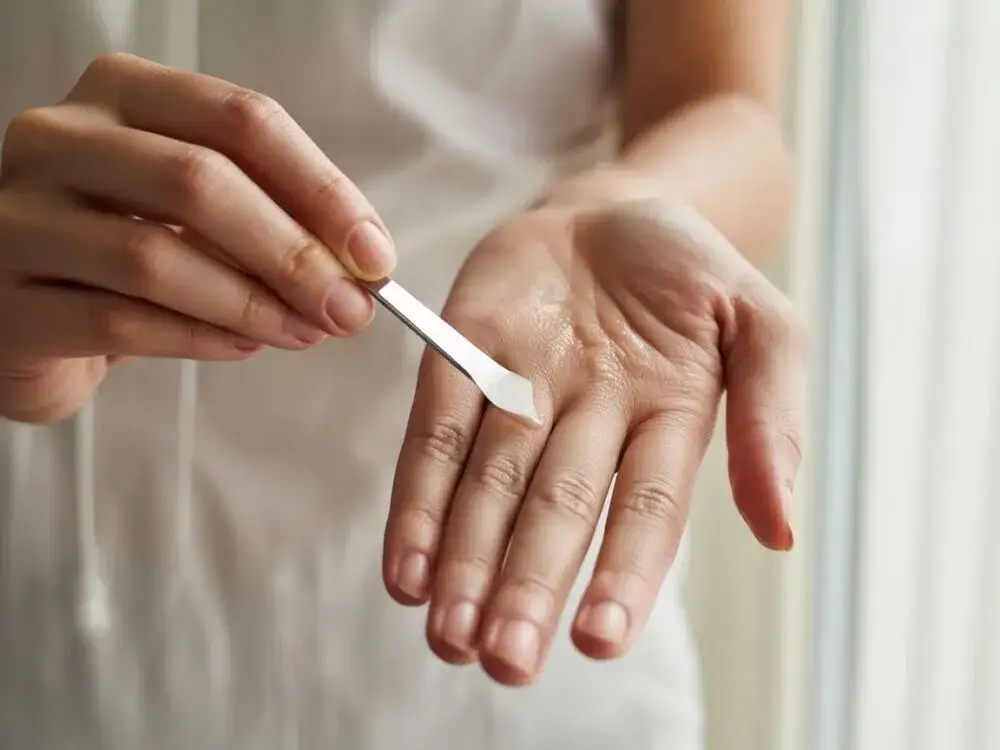 Peeling kawitacyjny w domu: Przewodnik krok po kroku do gładkiej cery