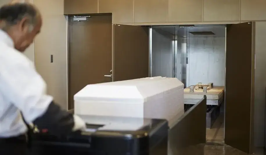 Kremacja zwłok co to jest? Odkryj proces i jego znaczenie w Polsce