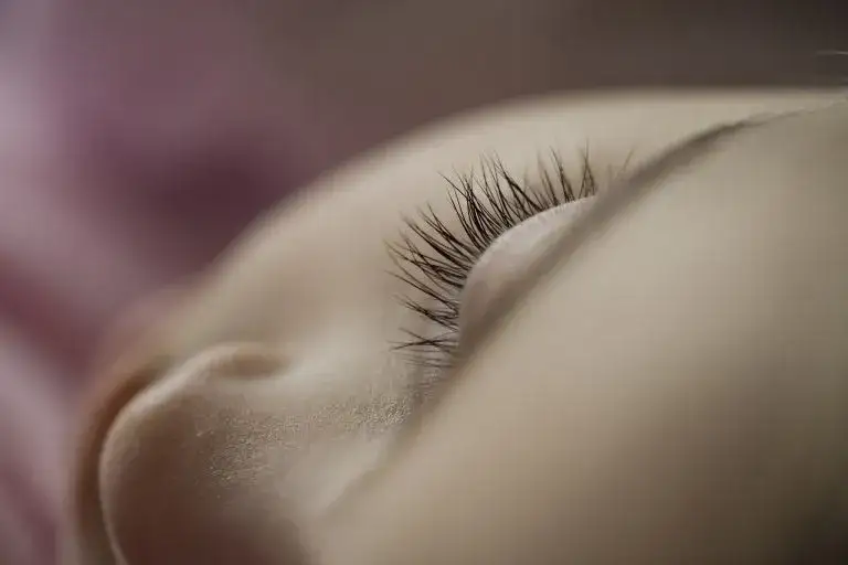 Czy rzęsy 1 1 są warte swojej ceny? Poznaj zalety i wady