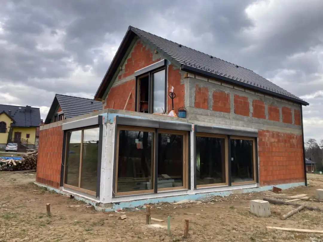 Dom drewniany czy murowany? Porównanie kosztów, trwałości i komfortu