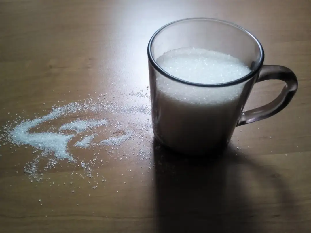 Ile gramów cukru w szklance? Precyzyjne przeliczniki i porady!