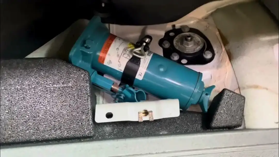 Gdzie lewarek w Mercedesie Sprinter? Odkryj jego lokalizację i funkcje