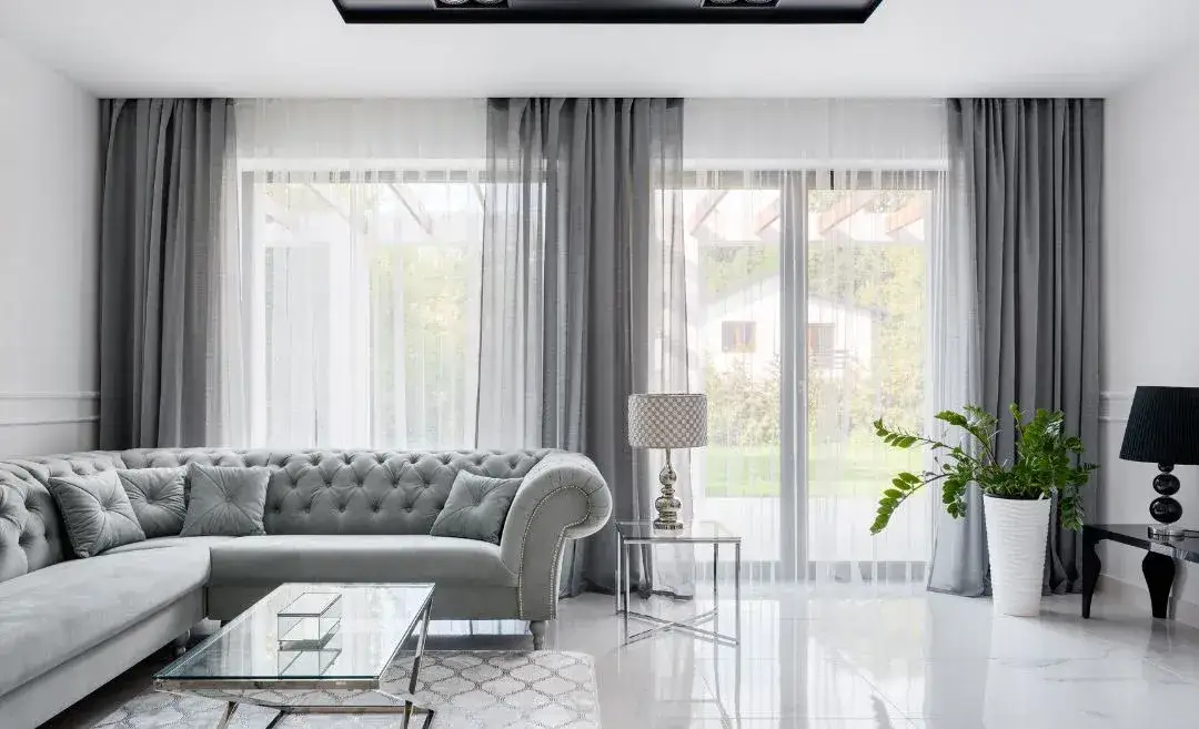 Jak ustawić kanapę narożną w salonie: 5 skutecznych sposobów