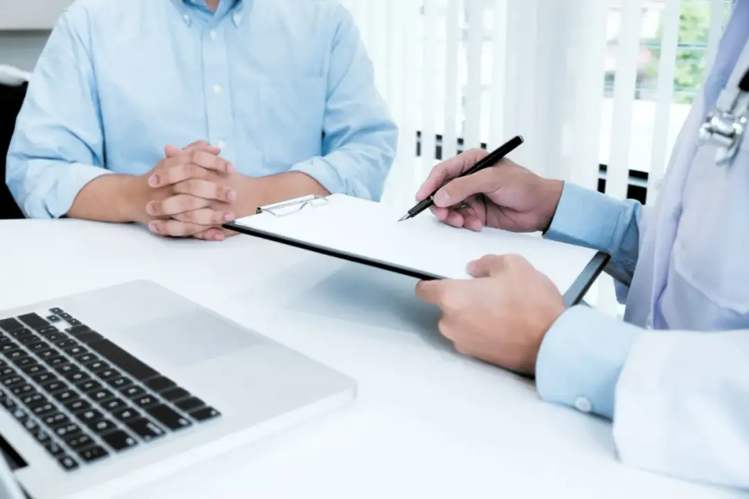 Jak długo można chorować po ustaniu zatrudnienia? Sprawdź swoje prawa