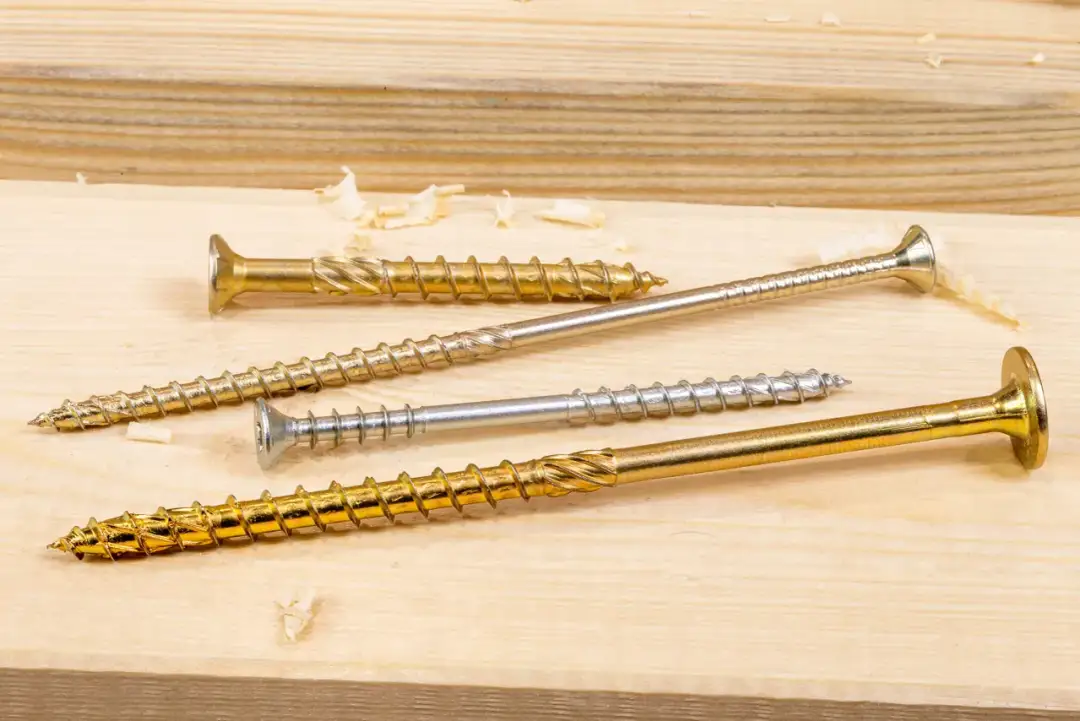 Jaka długość wkrętów do drewna? Odkryj idealne wymiary dla projektów