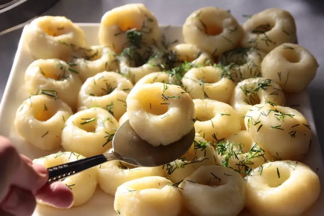 Jaką surówkę do klusek śląskich wybrać, by zaskoczyć gości?