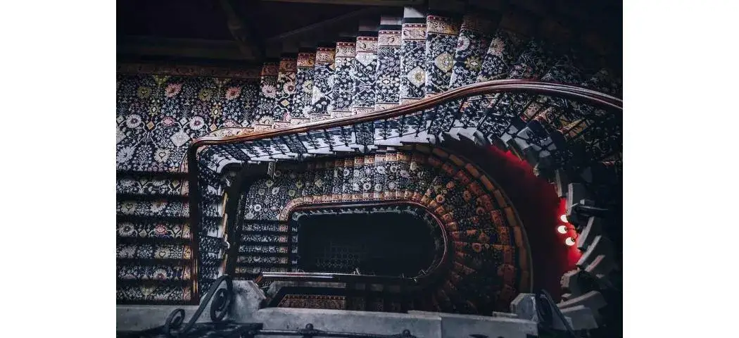 Jak przymocować chodnik na schodach, aby uniknąć przesuwania i wypadków