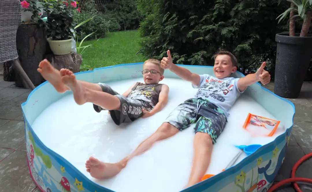 Ponad 20 eksperymentów z wodą i lodem dla dzieci. Nauka przez zabawę!