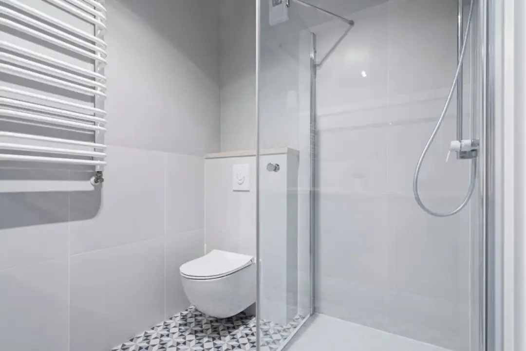 Jak położyć płytki w łazience - uniknij najczęstszych błędów i zyskaj efekt