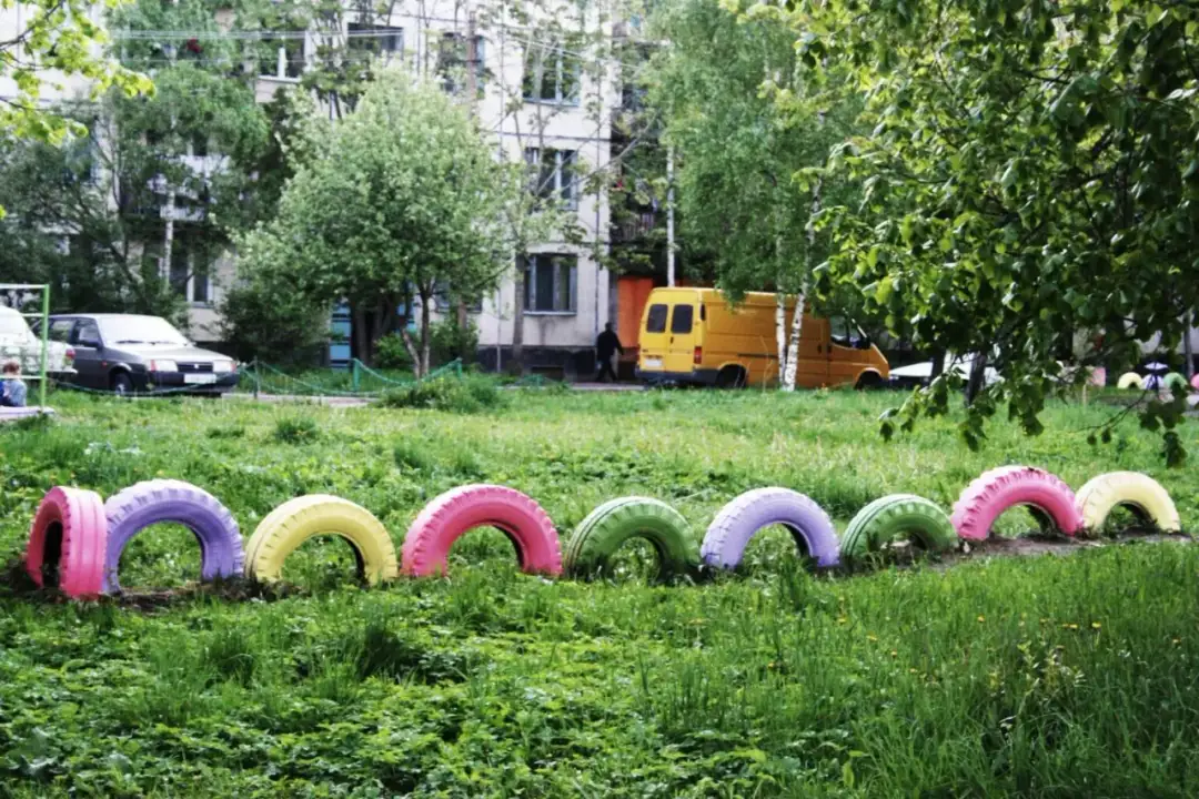 Jaką farbą pomalować opony na ogród, aby były trwałe i bezpieczne dla roślin?