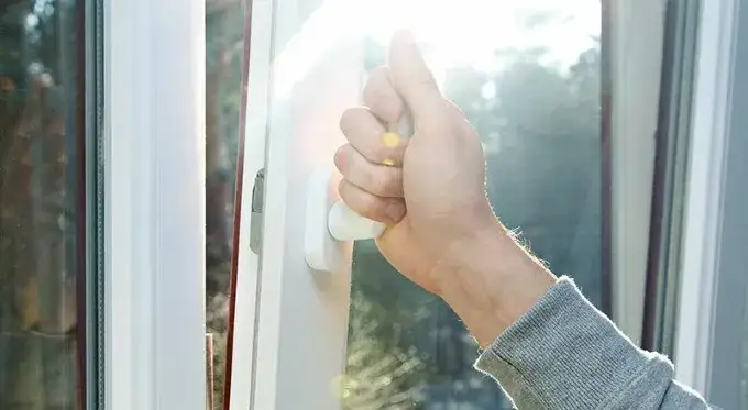 Ile wietrzyć mieszkanie, aby uniknąć zimnego powietrza i oszczędzić energię