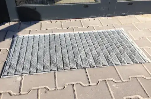 Wycieraczki zewnętrzne metalowe: trwałość i czystość w budynku