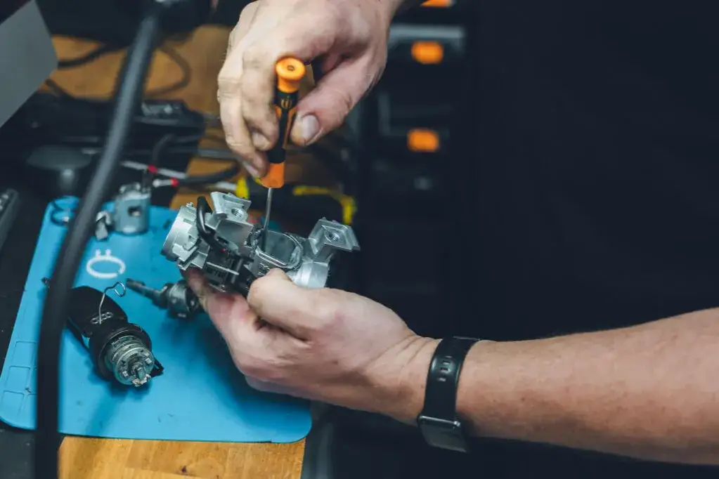 Jak działa siłownik zamka? Objawy, przyczyny i koszty naprawy
