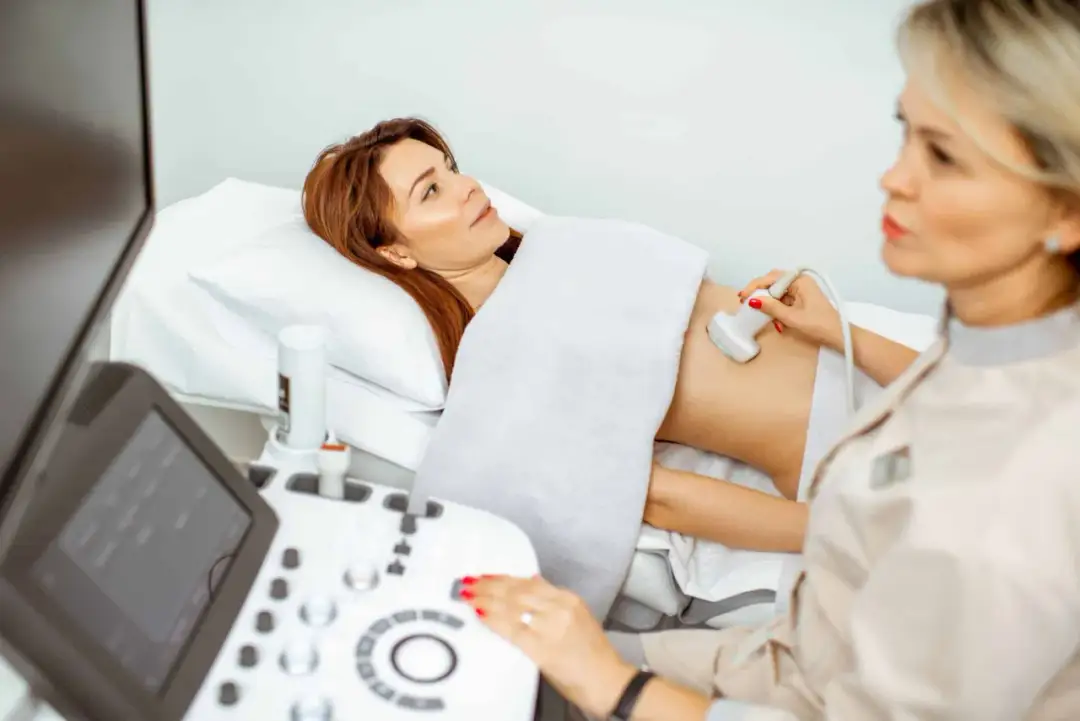 Kto może wykonać USG jamy brzusznej? Sprawdź, jaki lekarz jest odpowiedni