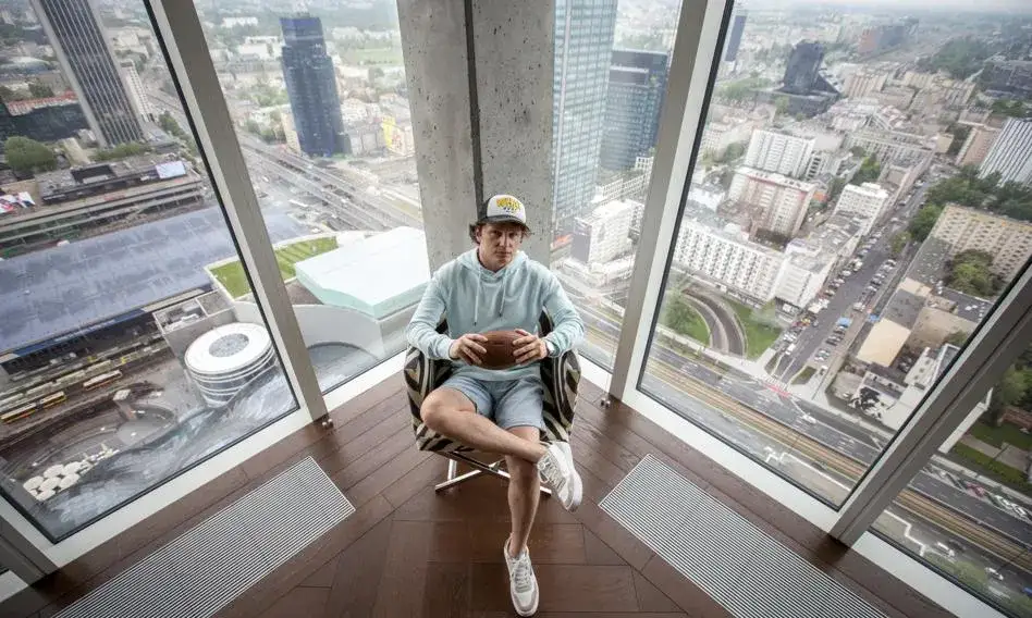 Rafał Zaorski shortuje własny apartament na Złotej 44 - bukmacherzy dołączają do zabawy