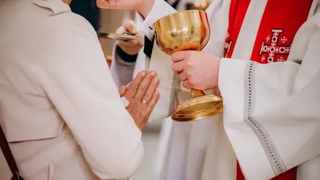 Czy po spowiedzi trzeba zostać na mszy? Oto, co warto wiedzieć