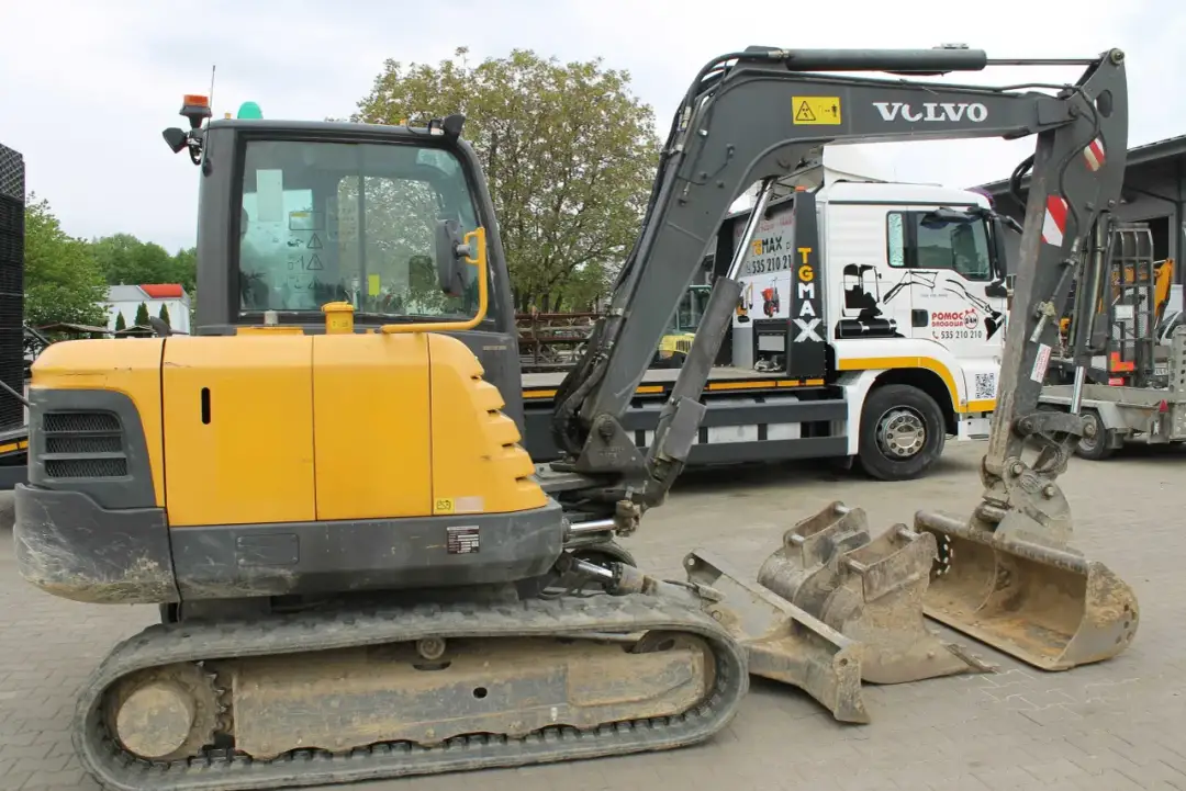 Ile kosztuje wynajem koparki bez operatora? Sprawdź ceny i oszczędności