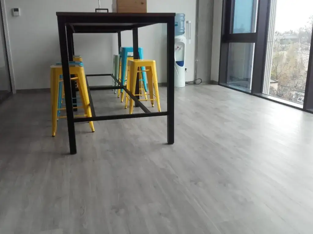 Panele winylowe czy wykładzina PCV – co lepiej wybrać do swojego wnętrza?