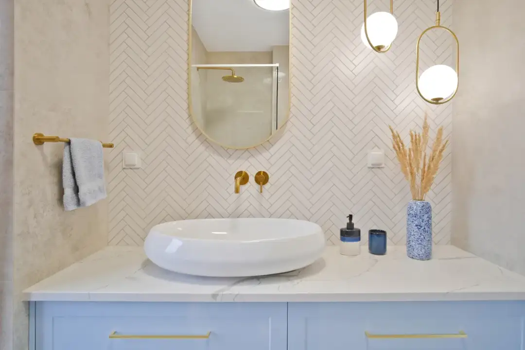 Jak kłaść kafelki na ścianie: uniknij najczęstszych błędów i zyskaj efektownie