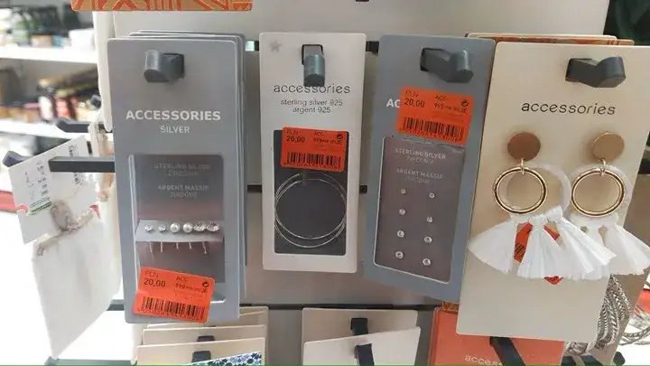 Dlaczego biżuteria z Rossmanna czernieje i jak zadbać o jej trwałość