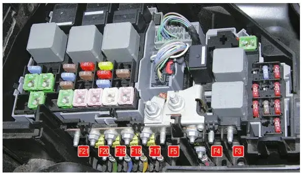 Gdzie są bezpieczniki w Ford Mondeo MK4? Oto kluczowe lokalizacje