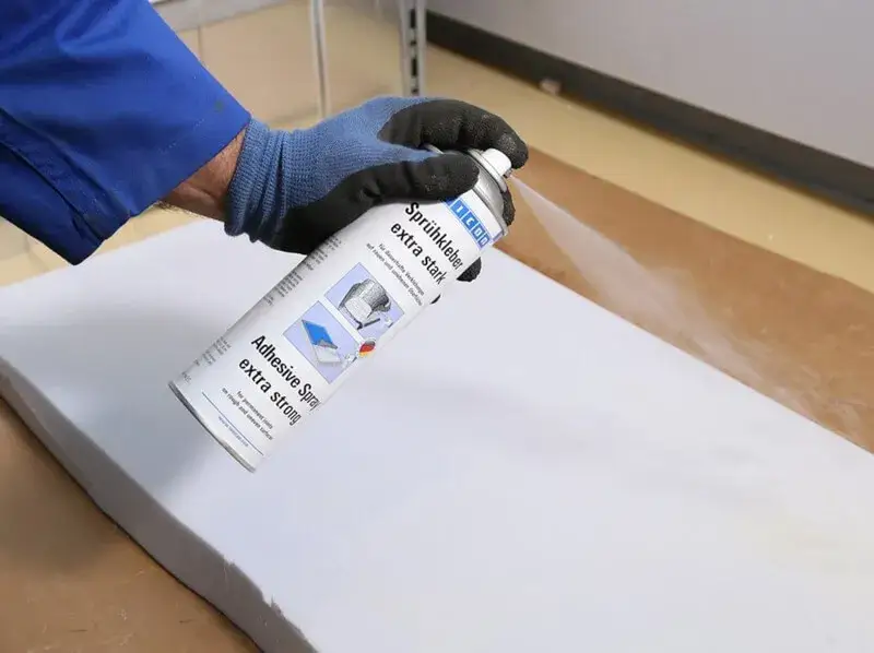 Czym skleić piankę tapicerską, aby zapewnić trwałe połączenie?