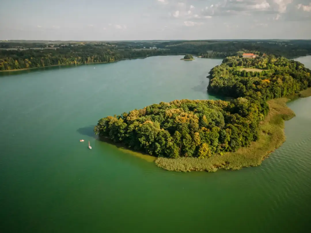 Najlepsze atrakcje nad jeziorem Czos, które musisz poznać