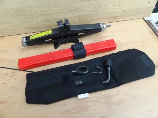 Gdzie podłożyć lewarek w Hyundai Tucson, aby uniknąć uszkodzeń?