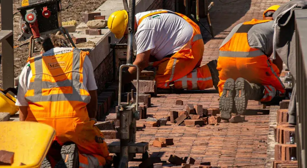 Budownictwo praca po studiach: Jak uniknąć trudności na rynku pracy