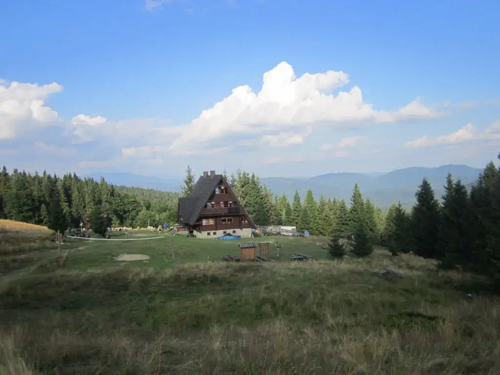 Bacówka Rycerzowa: Szlaki, noclegi, racuchy! Twój górski przewodnik