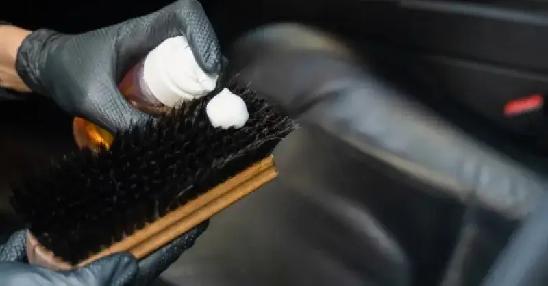 Skuteczne sposoby na czyszczenie tapicerki w samochodzie bez wysiłku