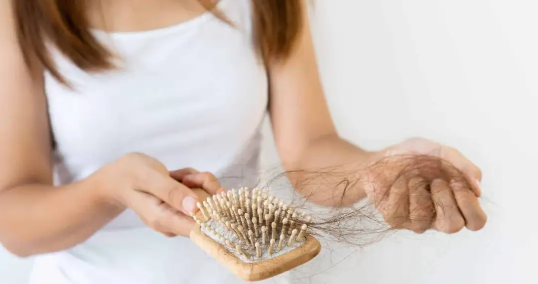 Przyczyna wypadania włosów - poznaj najczęstsze powody i rozwiązania