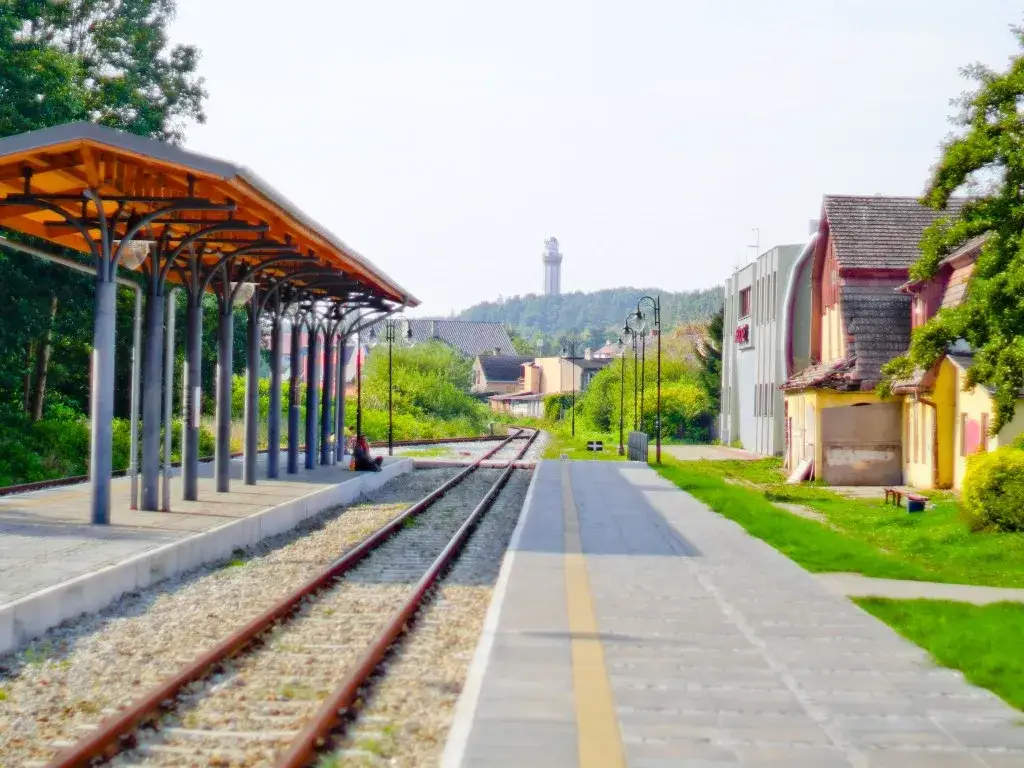 Jak dojechać do Niechorza pociągiem? Połączenia, transport lokalny i porady