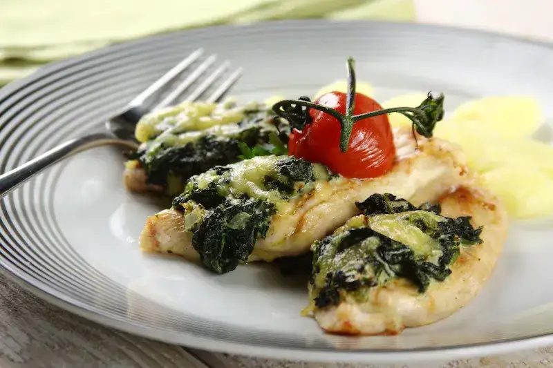Pierś z kurczaka ze szpinakiem i fetą: Zdrowy obiad