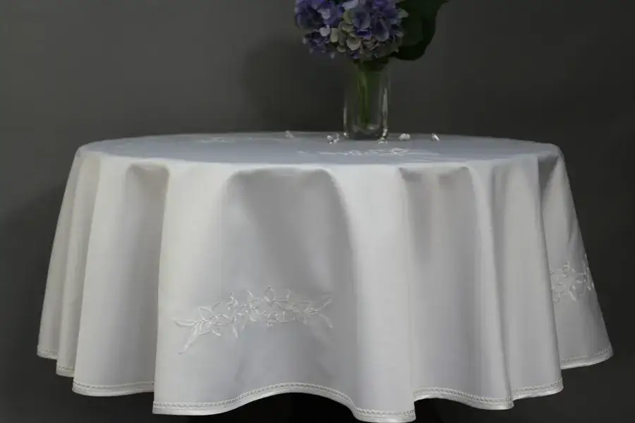 Jaki obrus na okrągły stół? 7 kluczowych porad przy wyborze