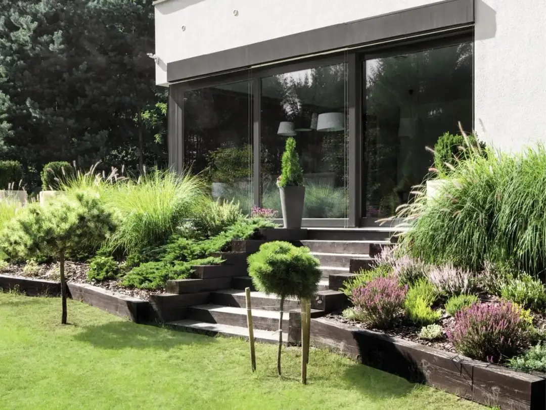 Jak obsadzić skarpę przy tarasie? Skuteczne sposoby na piękne i trwałe umocnienie zboczy