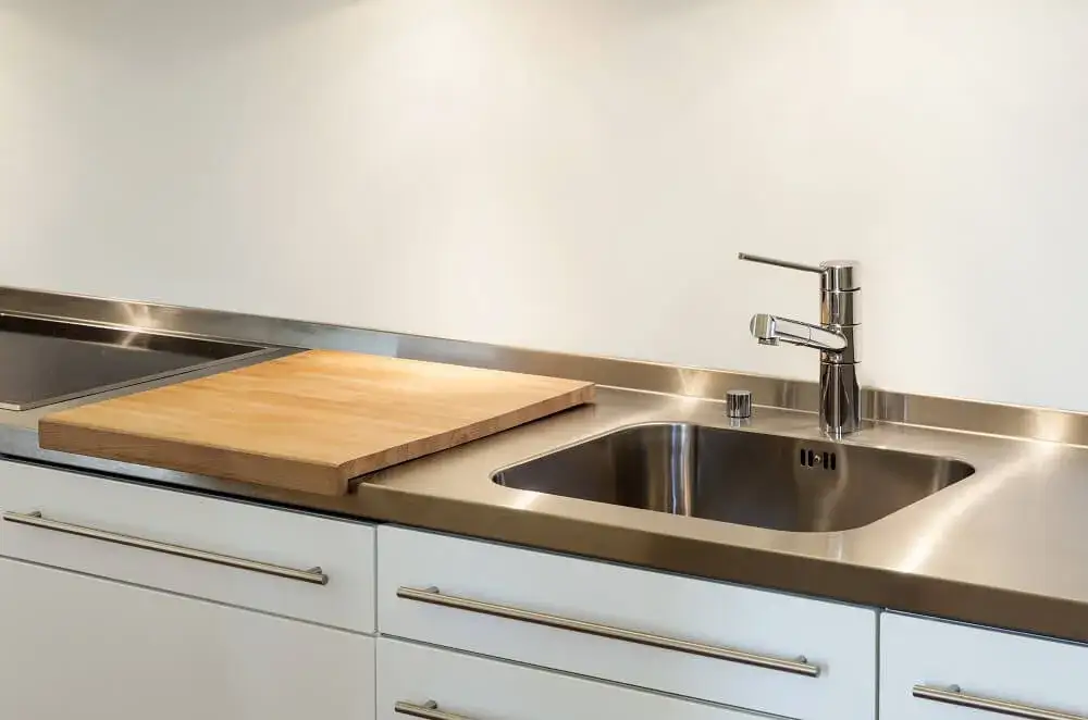 Jaki zlew do szafki 60 cm wybrać? Poradnik, który ułatwi Ci decyzję!