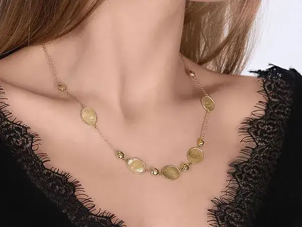 Gdzie kupić naszyjnik z Konstytucją? Sprawdź najlepsze sklepy i ceny!