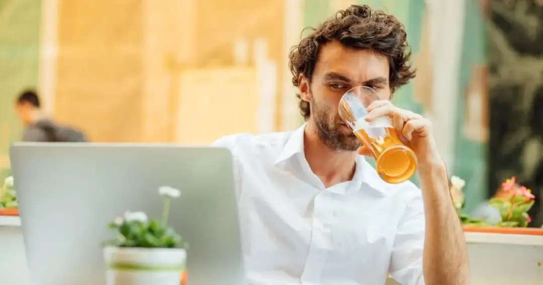 Czy można pić piwo bezalkoholowe w pracy? Sprawdź przepisy i zasady