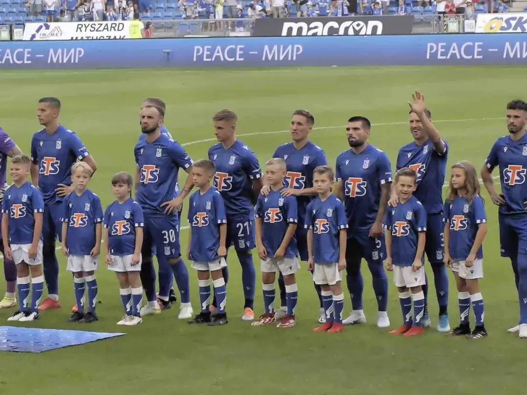 Zarobki piłkarzy Lecha Poznań: szokujące pensje w polskiej lidze