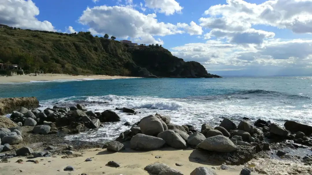 Czy w Kalabrii jest bezpiecznie? Fakty, które musisz znać przed podróżą