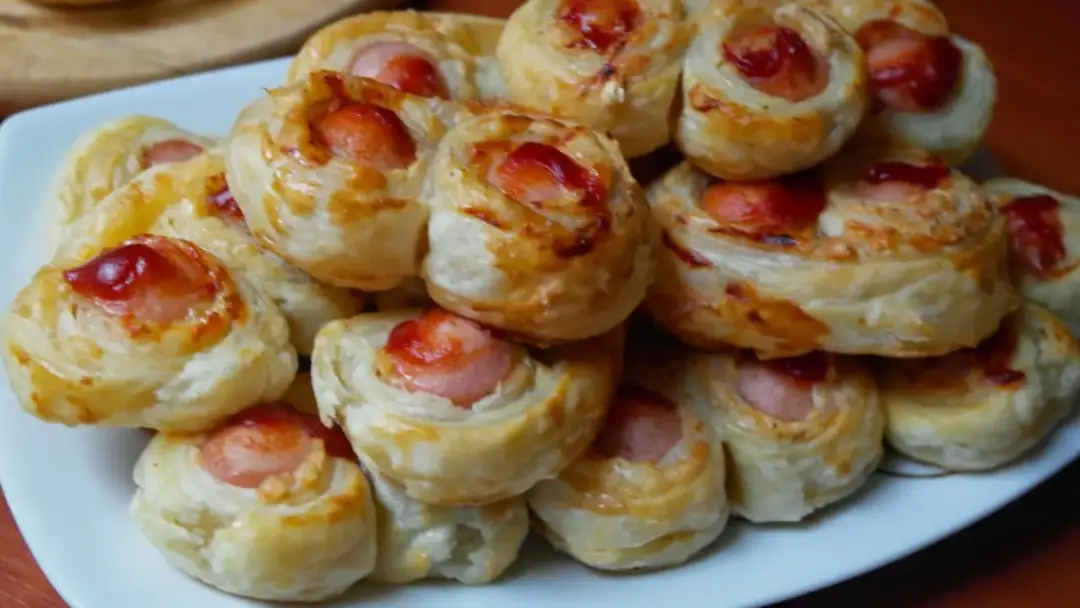 Zaskocz gości ślimakami z ciasta francuskiego z parówką - hit imprezy