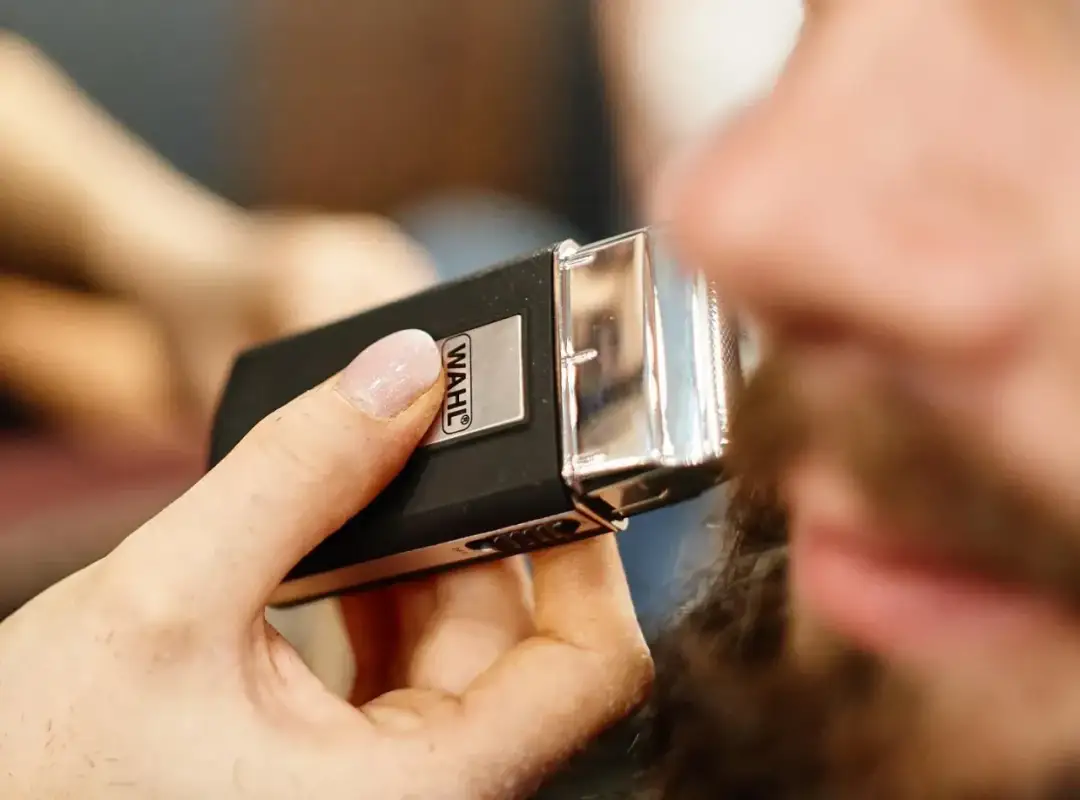 Trymer w golarce: Jak używać do precyzyjnej stylizacji zarostu?