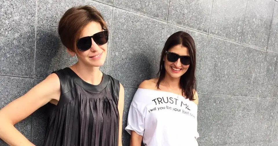 Frędzle są modne – odkryj, jak je stylowo nosić w codziennych outfitach