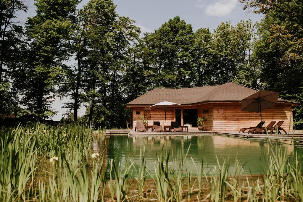 Najlepsze noclegi na Dolnym Śląsku z basenem i wyżywieniem – gdzie warto się zatrzymać?