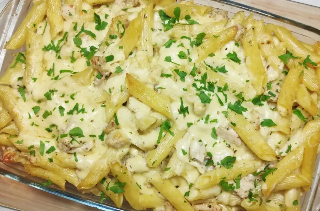 Zapiekanka kebab z makaronem, kurczakiem i sosem czosnkowym