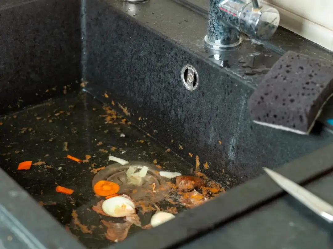 Skuteczne sposoby na to, jak odepchnąć zlew w kuchni bez chemii