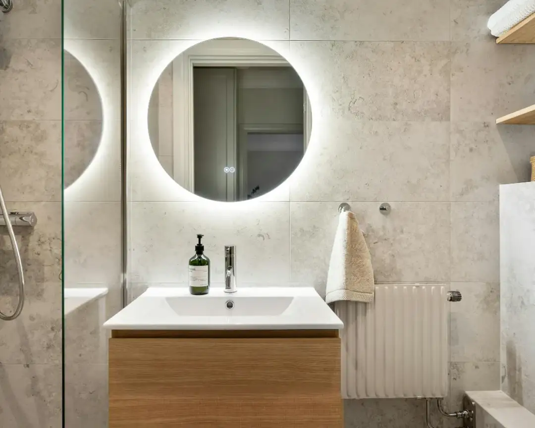 Lustro do małej łazienki: Jak optycznie powiększyć przestrzeń?