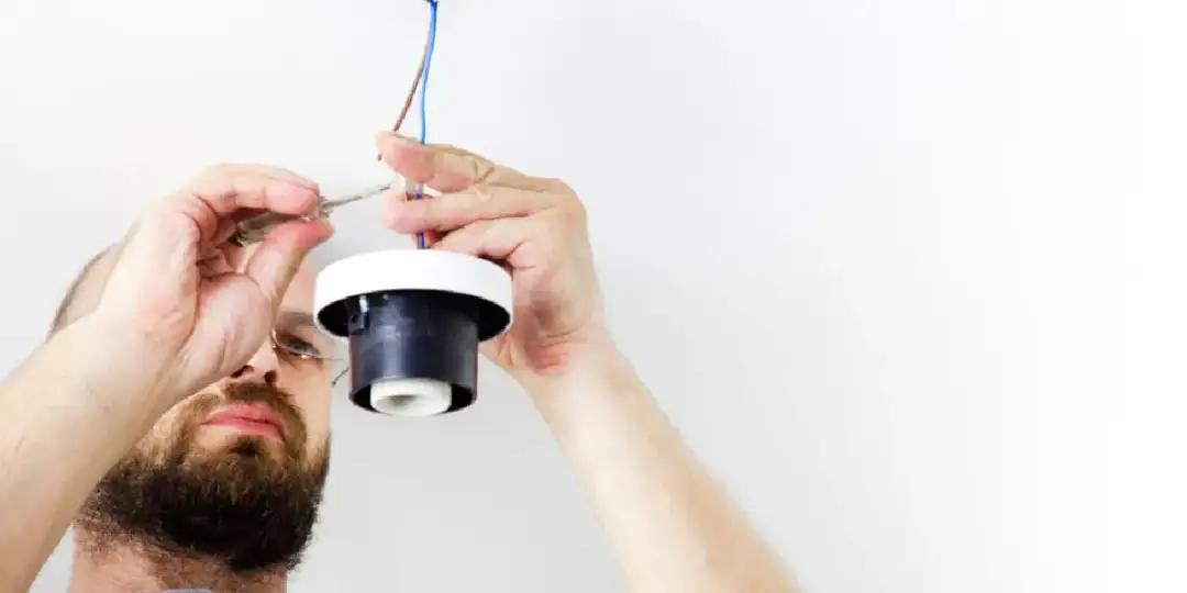Jak podłączyć kable do oprawki żarówki bez ryzyka porażenia prądem